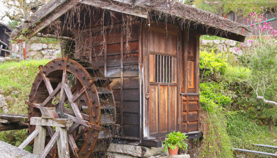 Traditional wooden water wheel spinning at Tsumago - juku in Tsu